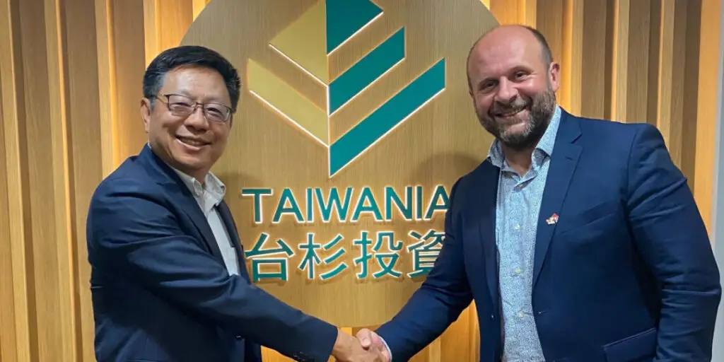 Sensoneo CEO shakes hands with a partner company CEO after securing funding.