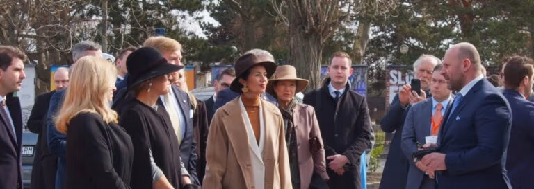 Sensoneo CEO presents the companies technologies to the Dutch Royal couple.