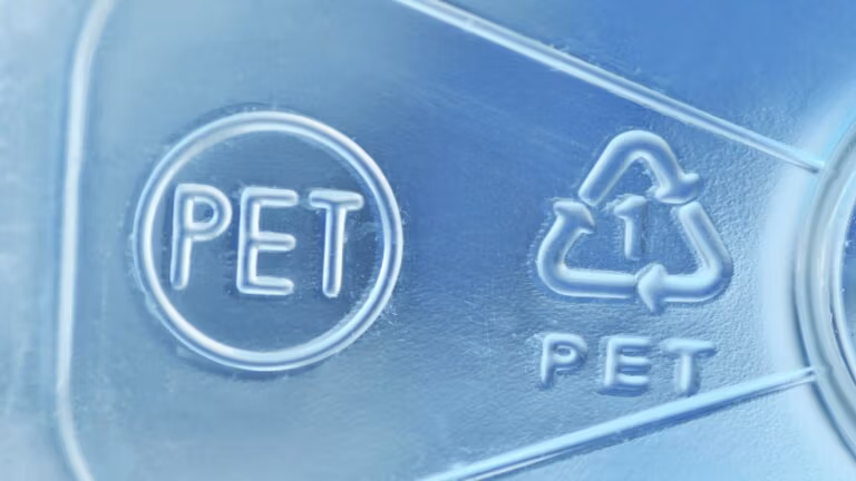 A sign of a PET placed on a plastic bottle.